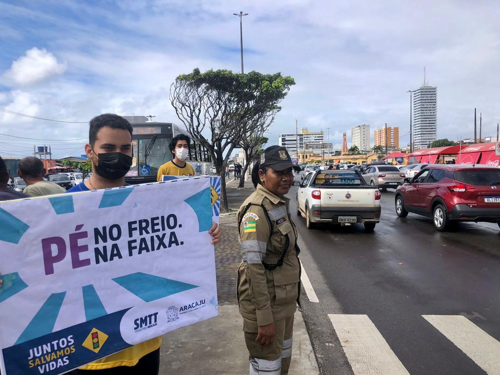 Ação educativa da SMTT reforça importância do uso da faixa de pedestre - SMTT Aracaju